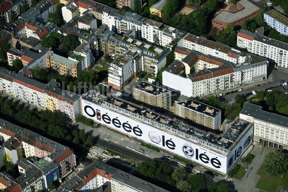 Luftbild Berlin - Baustelle zum Neubau eines Wohnhaus- und Geschäftshaus durch die DIW Bau GmbH an der Warschauer Straße Ecke Frankfurter Tor in Berlin