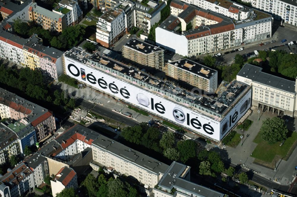 Luftaufnahme Berlin - Baustelle zum Neubau eines Wohnhaus- und Geschäftshaus durch die DIW Bau GmbH an der Warschauer Straße Ecke Frankfurter Tor in Berlin