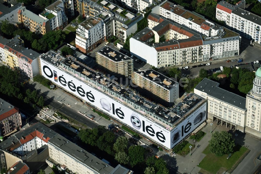 Berlin aus der Vogelperspektive: Baustelle zum Neubau eines Wohnhaus- und Geschäftshaus durch die DIW Bau GmbH an der Warschauer Straße Ecke Frankfurter Tor in Berlin