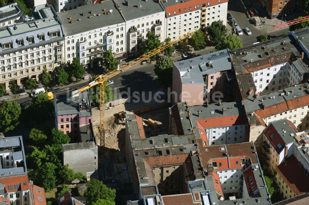 Berlin aus der Vogelperspektive: Baustelle zum Neubau eines Wohnhaus- Geschäftshaus der Sanus Bau GmbH an der Torstraße im Ortsteil Mitte in Berlin, Deutschland