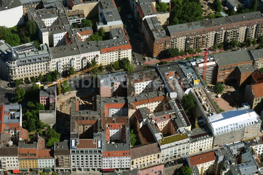 Luftbild Berlin - Baustelle zum Neubau eines Wohnhaus- Geschäftshaus der Sanus Bau GmbH an der Torstraße im Ortsteil Mitte in Berlin, Deutschland