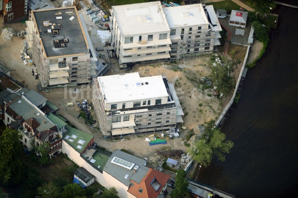 Berlin von oben - Baustelle zum Neubau einer Wohnhausanlage am Müggelsee im Ortsteil Friedrichshagen in Berlin