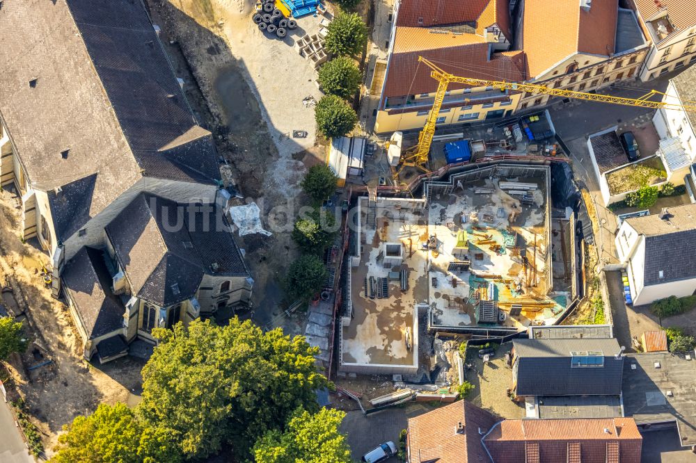 Luftaufnahme Beckum - Baustelle zum Neubau eines Wohnhauses in Beckum im Bundesland Nordrhein-Westfalen, Deutschland