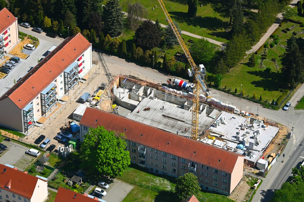 Bernau aus der Vogelperspektive: Baustelle zum Neubau eines Wohnhauses in Bernau im Bundesland Brandenburg, Deutschland