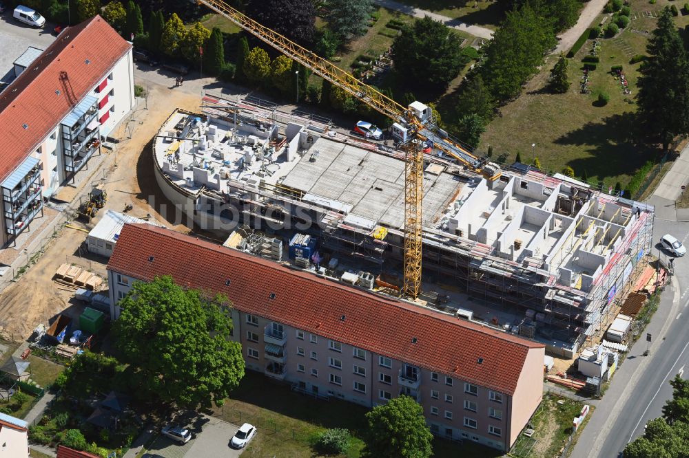 Bernau aus der Vogelperspektive: Baustelle zum Neubau eines Wohnhauses in Bernau im Bundesland Brandenburg, Deutschland
