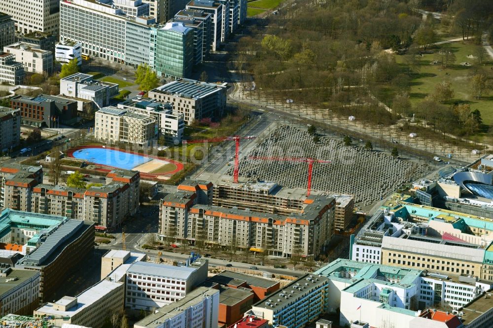 Luftbild Berlin - Baustelle zum Neubau eines Wohnhauses an der Cora-Berliner-Straße im Ortsteil Mitte in Berlin, Deutschland