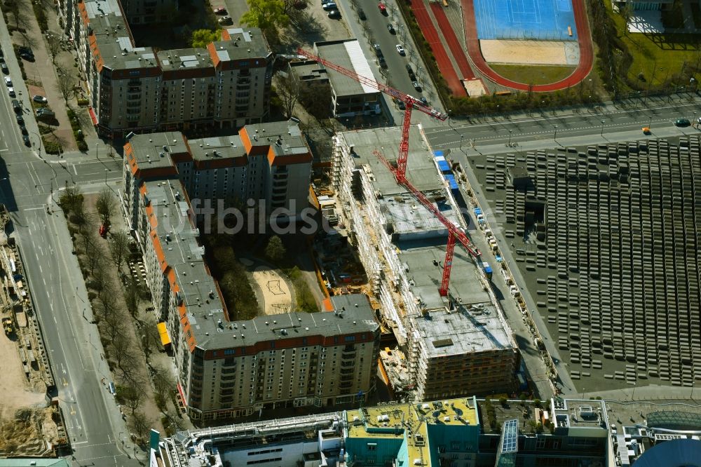 Berlin von oben - Baustelle zum Neubau eines Wohnhauses an der Cora-Berliner-Straße im Ortsteil Mitte in Berlin, Deutschland