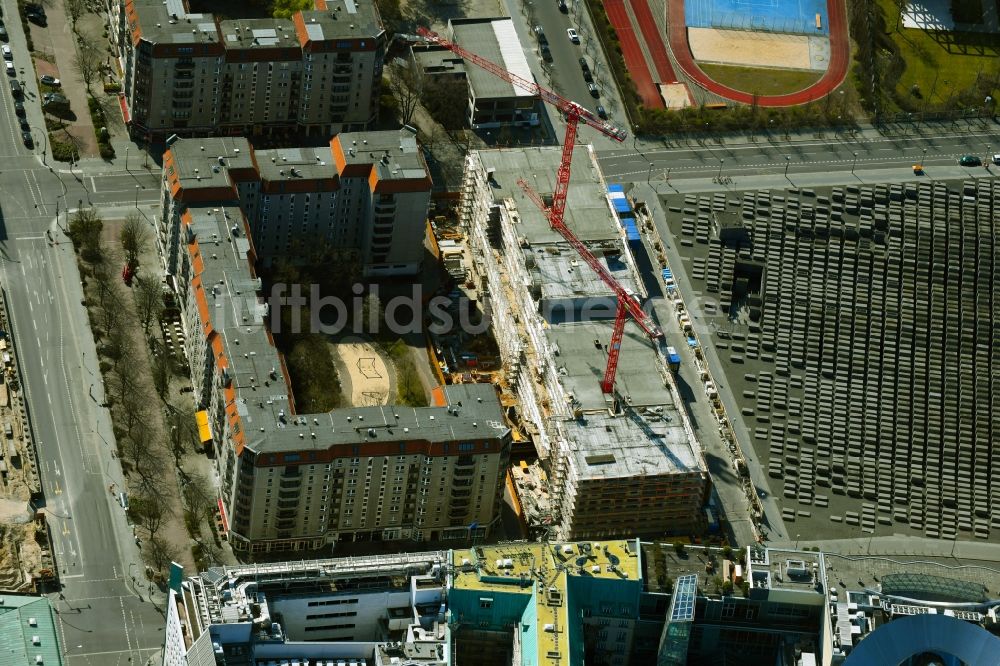 Berlin aus der Vogelperspektive: Baustelle zum Neubau eines Wohnhauses an der Cora-Berliner-Straße im Ortsteil Mitte in Berlin, Deutschland