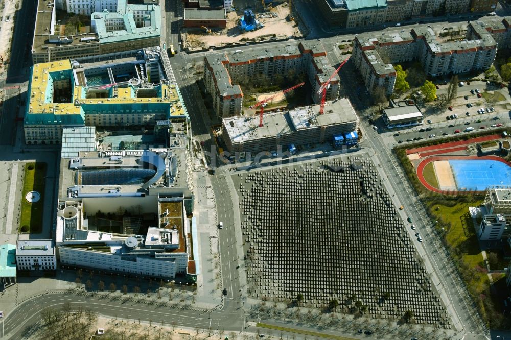 Berlin aus der Vogelperspektive: Baustelle zum Neubau eines Wohnhauses an der Cora-Berliner-Straße im Ortsteil Mitte in Berlin, Deutschland