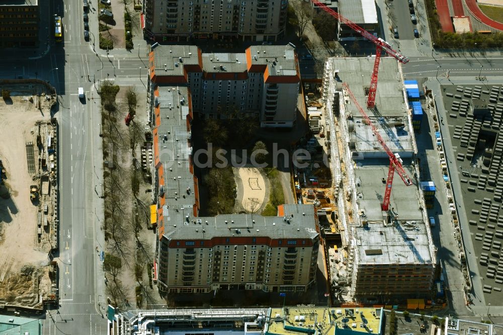 Luftaufnahme Berlin - Baustelle zum Neubau eines Wohnhauses an der Cora-Berliner-Straße im Ortsteil Mitte in Berlin, Deutschland