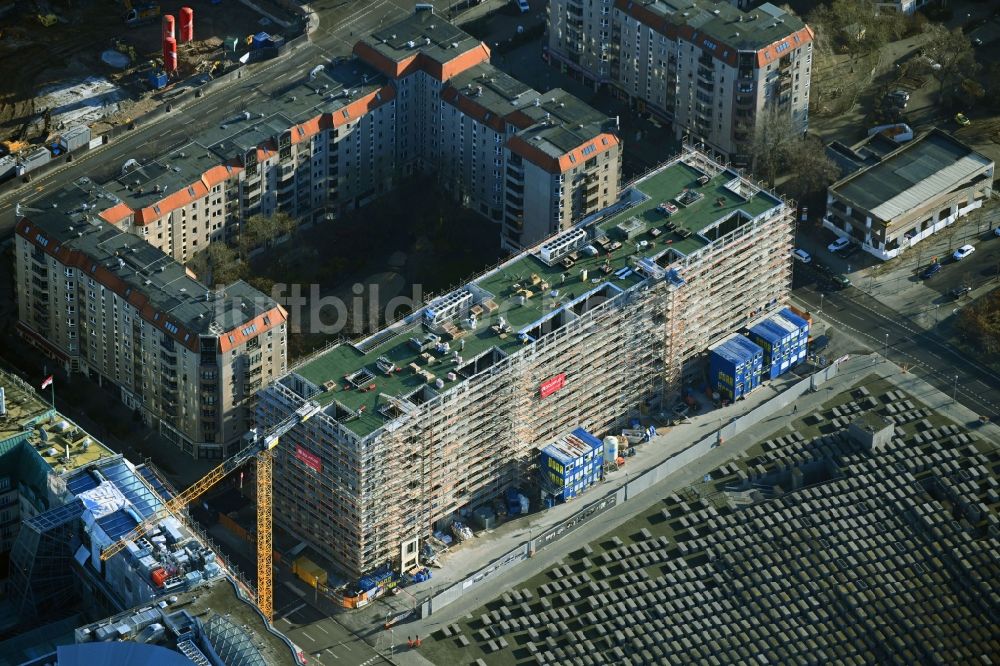 Luftbild Berlin - Baustelle zum Neubau eines Wohnhauses an der Cora-Berliner-Straße im Ortsteil Mitte in Berlin, Deutschland