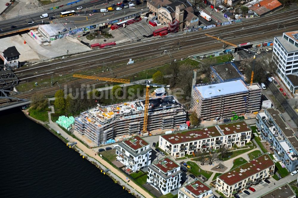 Berlin aus der Vogelperspektive: Baustelle zum Neubau eines Wohnhauses am Dora-Benjamin-Park in Berlin, Deutschland