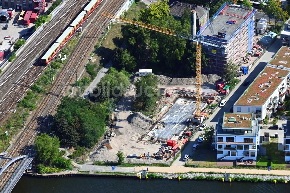 Luftbild Berlin - Baustelle zum Neubau eines Wohnhauses am Dora-Benjamin-Park und der Spree im Ortsteil Friedrichshain in Berlin, Deutschland