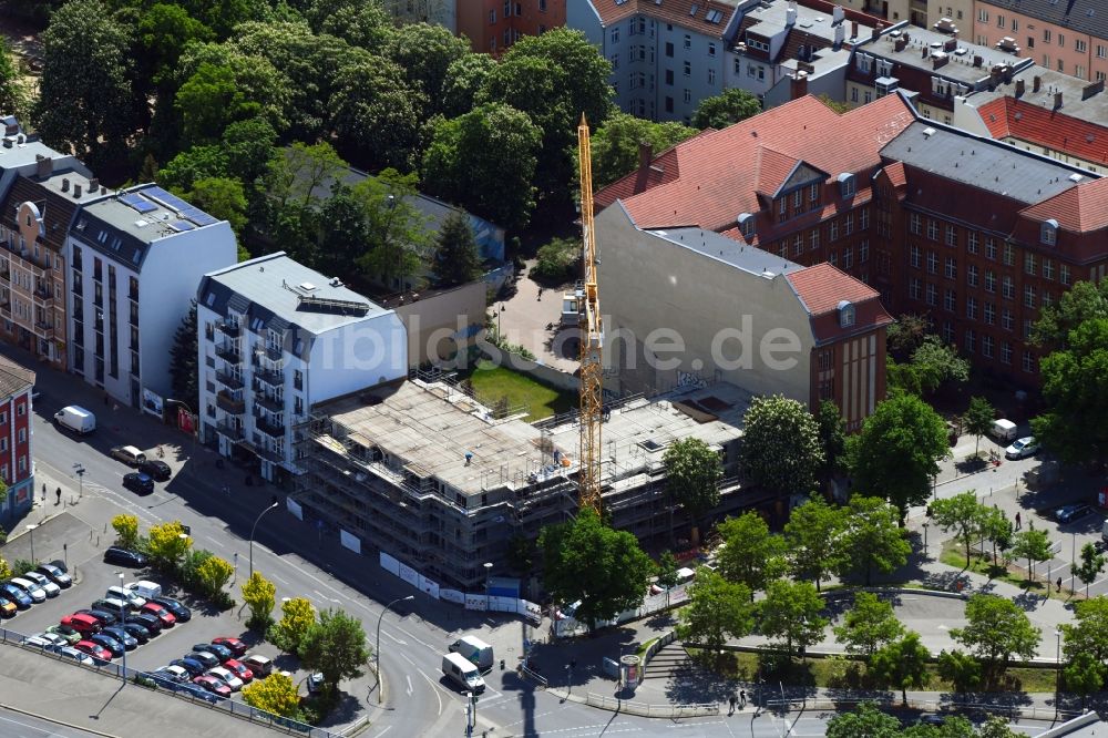 Luftaufnahme Berlin - Baustelle zum Neubau eines Wohnhauses an der Einbecker Straße - Wönnichstraße im Stadtteil Rummelsburg in Berlin, Deutschland