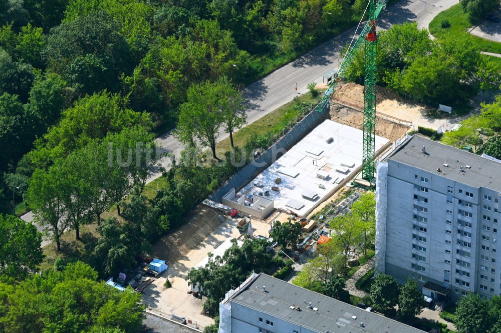 Luftaufnahme Berlin - Baustelle zum Neubau eines Wohnhauses einem ehemaligen Parkplatz im Ortsteil Marzahn in Berlin, Deutschland