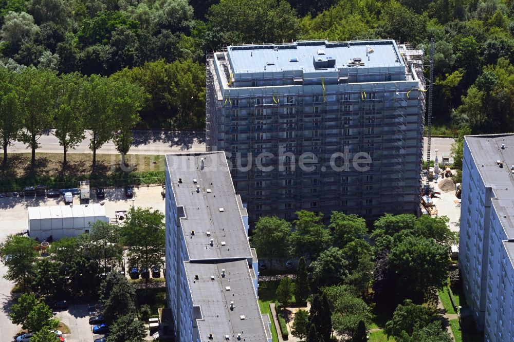 Luftbild Berlin - Baustelle zum Neubau eines Wohnhauses einem ehemaligen Parkplatz im Ortsteil Marzahn in Berlin, Deutschland