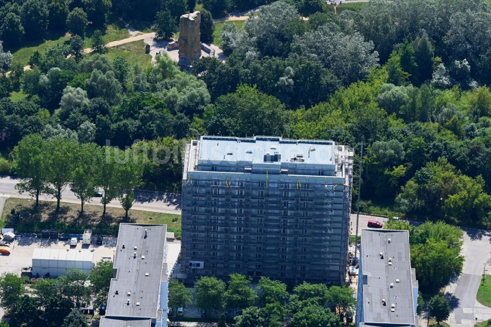 Berlin von oben - Baustelle zum Neubau eines Wohnhauses einem ehemaligen Parkplatz im Ortsteil Marzahn in Berlin, Deutschland