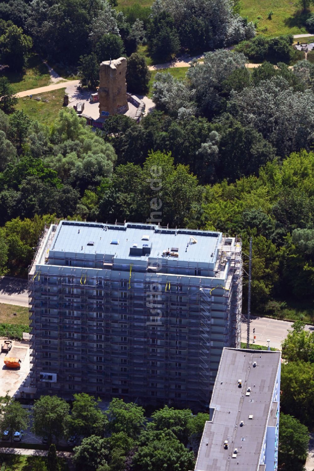 Luftbild Berlin - Baustelle zum Neubau eines Wohnhauses einem ehemaligen Parkplatz im Ortsteil Marzahn in Berlin, Deutschland