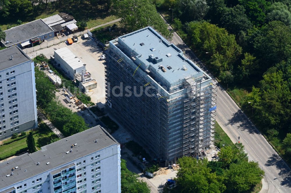 Luftaufnahme Berlin - Baustelle zum Neubau eines Wohnhauses einem ehemaligen Parkplatz im Ortsteil Marzahn in Berlin, Deutschland