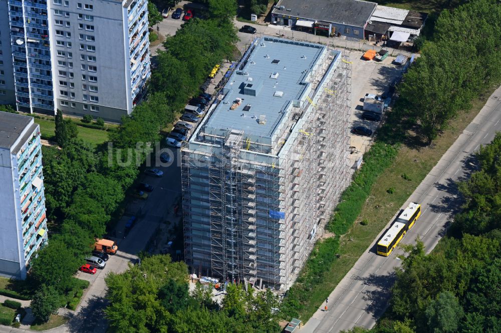 Berlin von oben - Baustelle zum Neubau eines Wohnhauses einem ehemaligen Parkplatz im Ortsteil Marzahn in Berlin, Deutschland