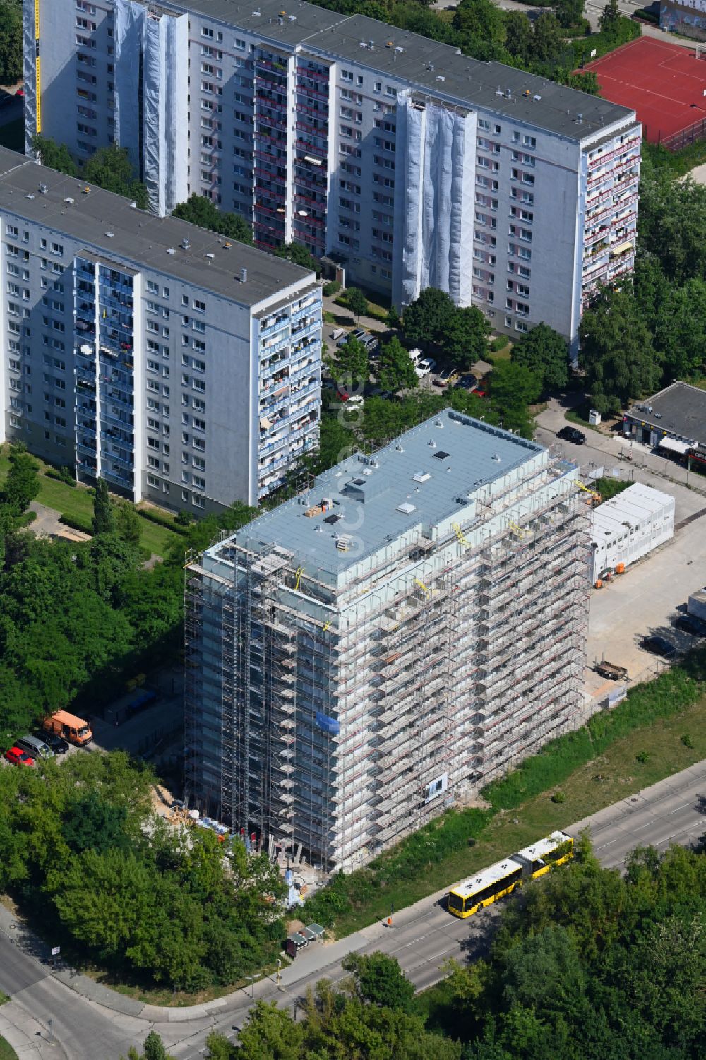 Berlin aus der Vogelperspektive: Baustelle zum Neubau eines Wohnhauses einem ehemaligen Parkplatz im Ortsteil Marzahn in Berlin, Deutschland