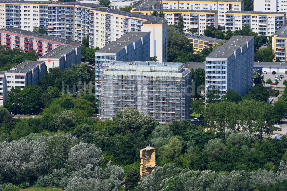 Berlin aus der Vogelperspektive: Baustelle zum Neubau eines Wohnhauses einem ehemaligen Parkplatz im Ortsteil Marzahn in Berlin, Deutschland