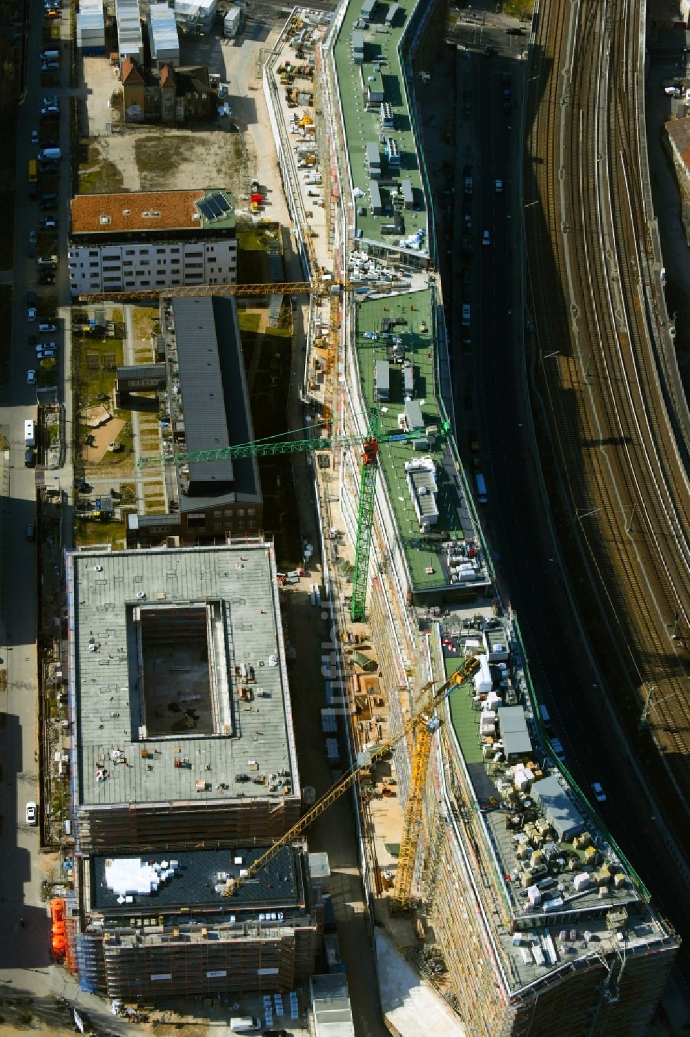 Luftbild Berlin - Baustelle zum Neubau eines Wohnhauses an der Glasbläserallee im Ortsteil Friedrichshain in Berlin, Deutschland