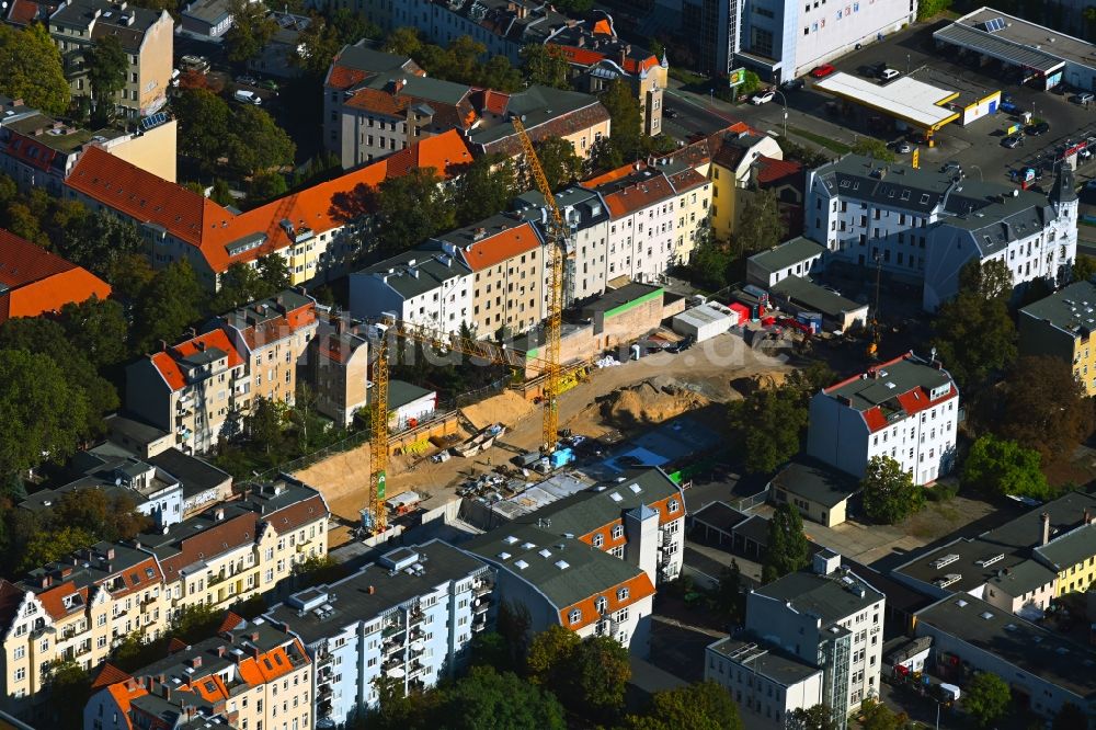 Luftaufnahme Berlin - Baustelle zum Neubau eines Wohnhauses an der Glasower Straße in Berlin, Deutschland