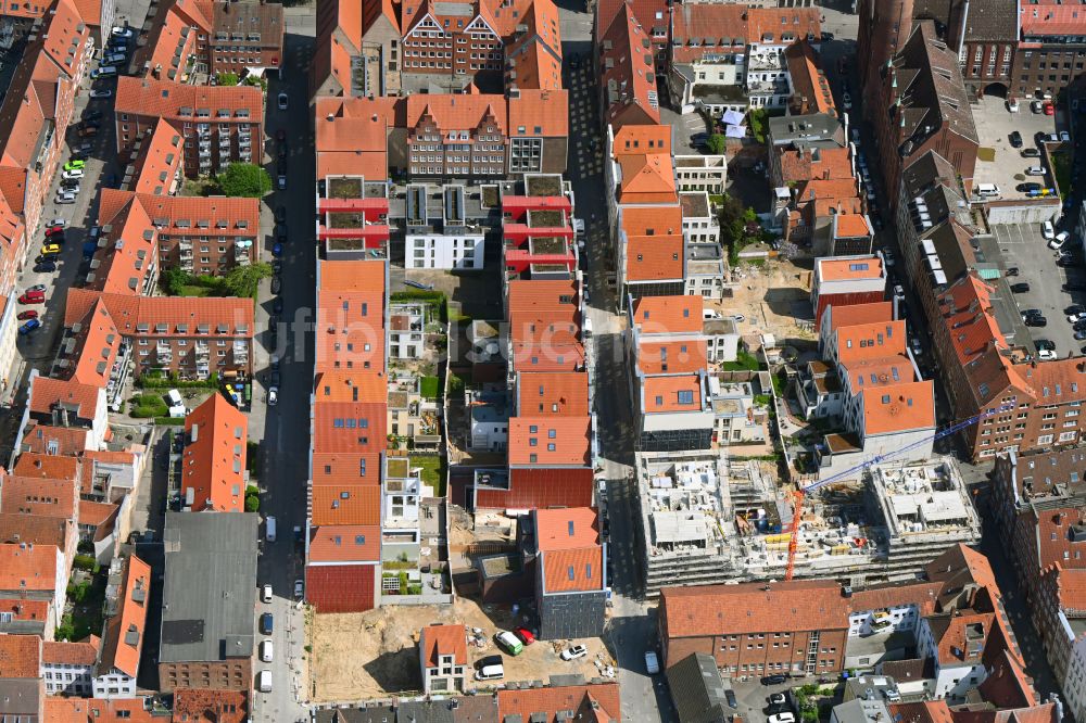 Luftaufnahme Lübeck - Baustelle zum Neubau eines Wohnhauses im Gründungsviertel im UNESCO-Weltkulturerbe Lübecker Altstadt in Lübeck im Bundesland Schleswig-Holstein, Deutschland