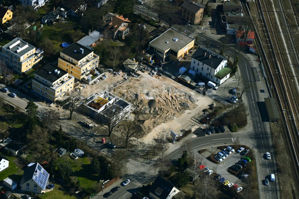 Luftaufnahme Berlin - Baustelle zum Neubau eines Wohnhauses an der Gutenbergstraße - Hertwigswalder Steig in Berlin, Deutschland