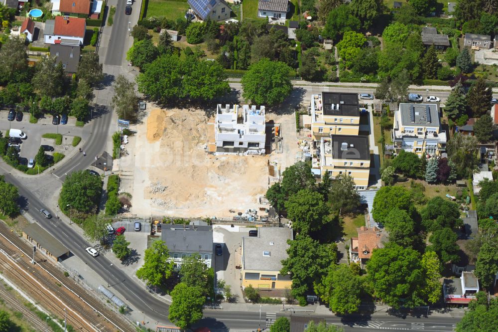 Luftbild Berlin - Baustelle zum Neubau eines Wohnhauses an der Gutenbergstraße - Hertwigswalder Steig in Berlin, Deutschland