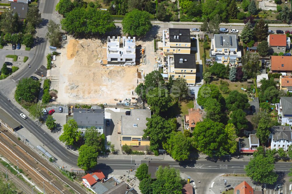 Luftaufnahme Berlin - Baustelle zum Neubau eines Wohnhauses an der Gutenbergstraße - Hertwigswalder Steig in Berlin, Deutschland