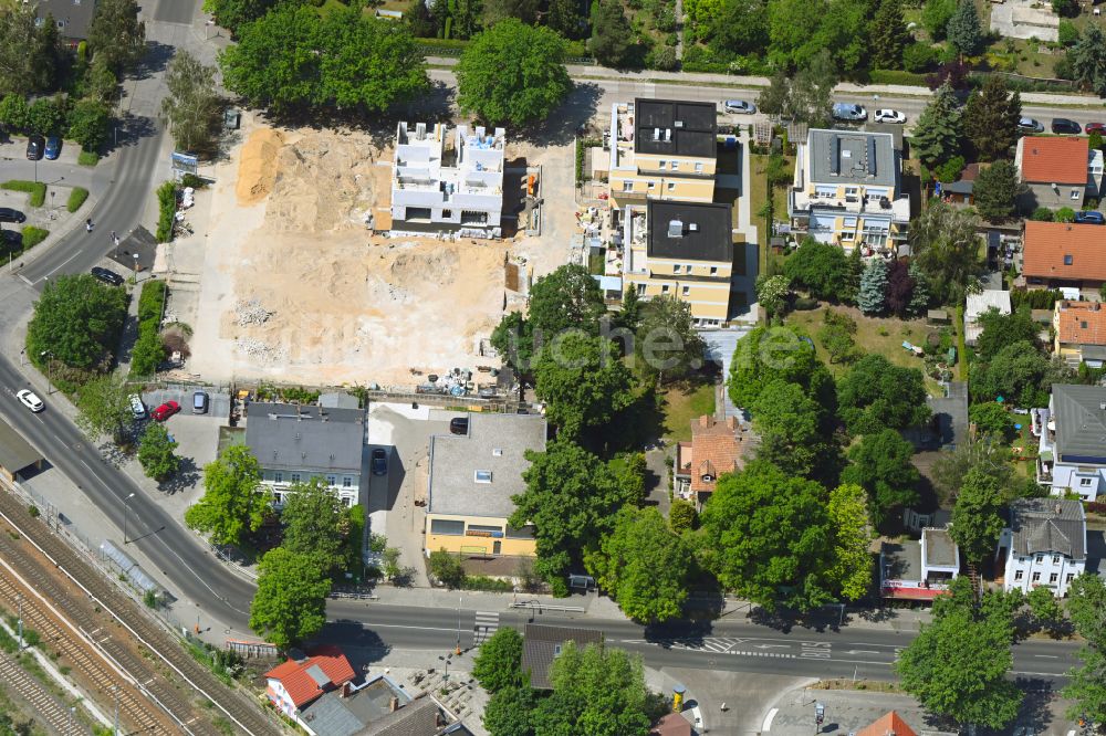 Berlin von oben - Baustelle zum Neubau eines Wohnhauses an der Gutenbergstraße - Hertwigswalder Steig in Berlin, Deutschland