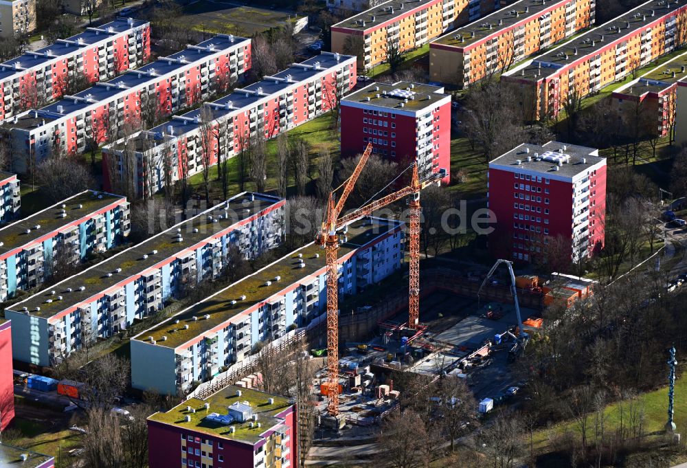 Luftaufnahme München - Baustelle zum Neubau eines Wohnhauses in Holz- Hybridbauweise in München im Bundesland Bayern, Deutschland