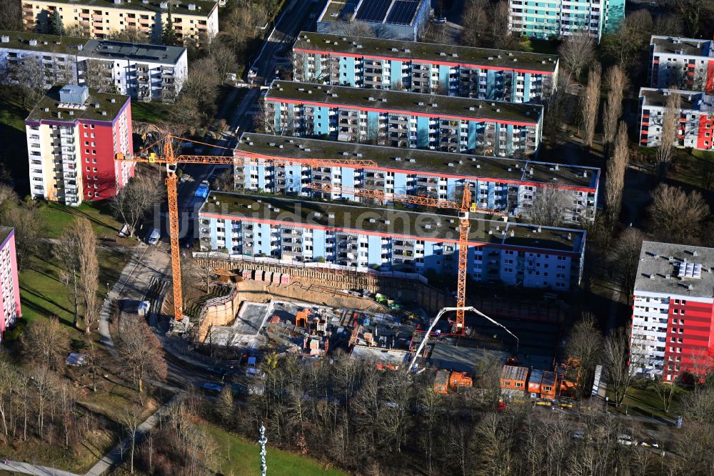 München aus der Vogelperspektive: Baustelle zum Neubau eines Wohnhauses in Holz- Hybridbauweise in München im Bundesland Bayern, Deutschland