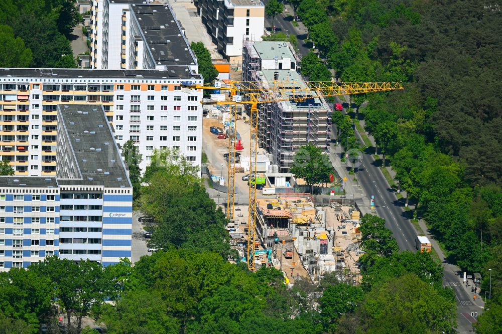 Luftaufnahme Berlin - Baustelle zum Neubau eines Wohnhauses in Holzhybridbauweise im Ortsteil Köpenick in Berlin, Deutschland