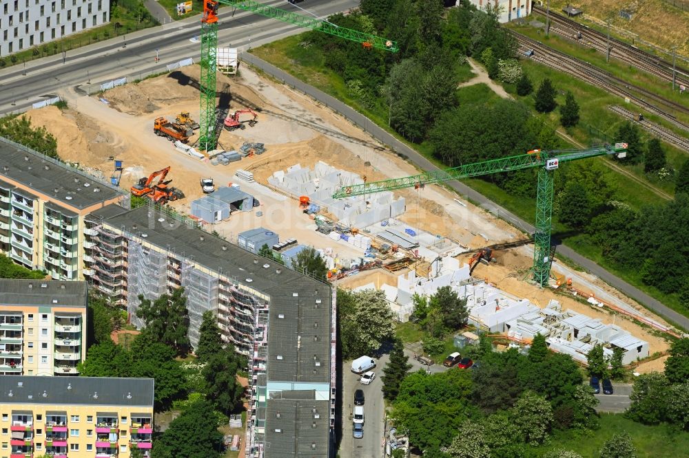 Berlin von oben - Baustelle zum Neubau eines Wohnhauses Hoyerswerdaer Straße Ecke Louis-Lewin-Straße im Ortsteil Hellersdorf in Berlin, Deutschland