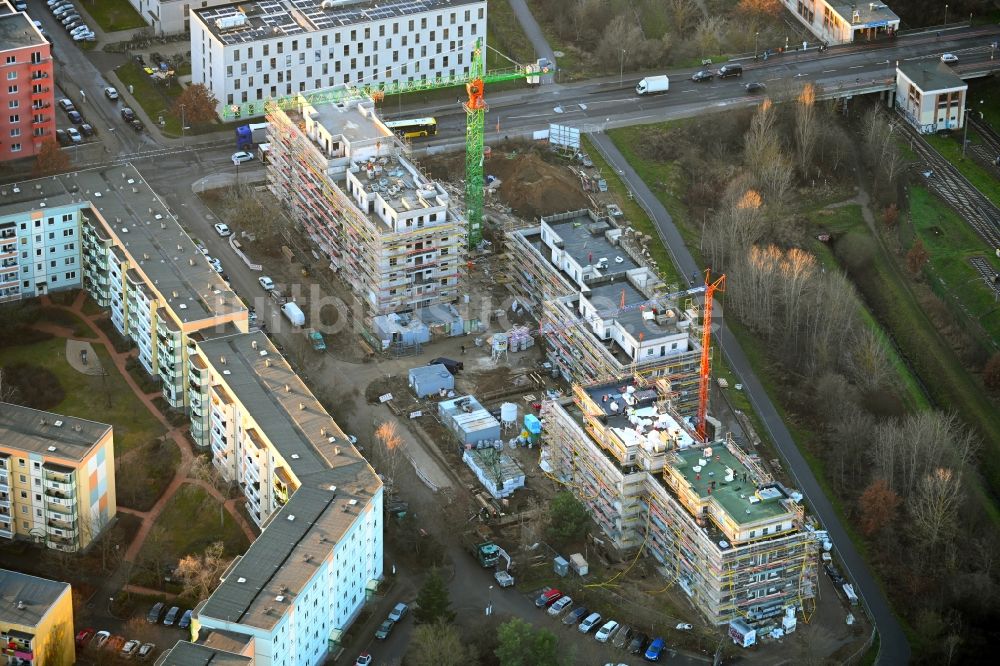 Berlin von oben - Baustelle zum Neubau eines Wohnhauses Hoyerswerdaer Straße Ecke Louis-Lewin-Straße im Ortsteil Hellersdorf in Berlin, Deutschland