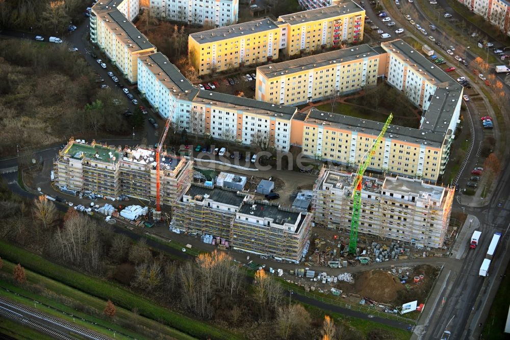 Luftaufnahme Berlin - Baustelle zum Neubau eines Wohnhauses Hoyerswerdaer Straße Ecke Louis-Lewin-Straße im Ortsteil Hellersdorf in Berlin, Deutschland