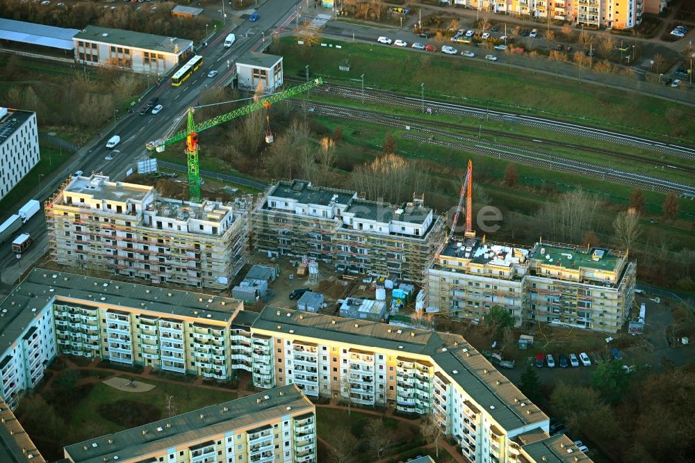 Berlin von oben - Baustelle zum Neubau eines Wohnhauses Hoyerswerdaer Straße Ecke Louis-Lewin-Straße im Ortsteil Hellersdorf in Berlin, Deutschland