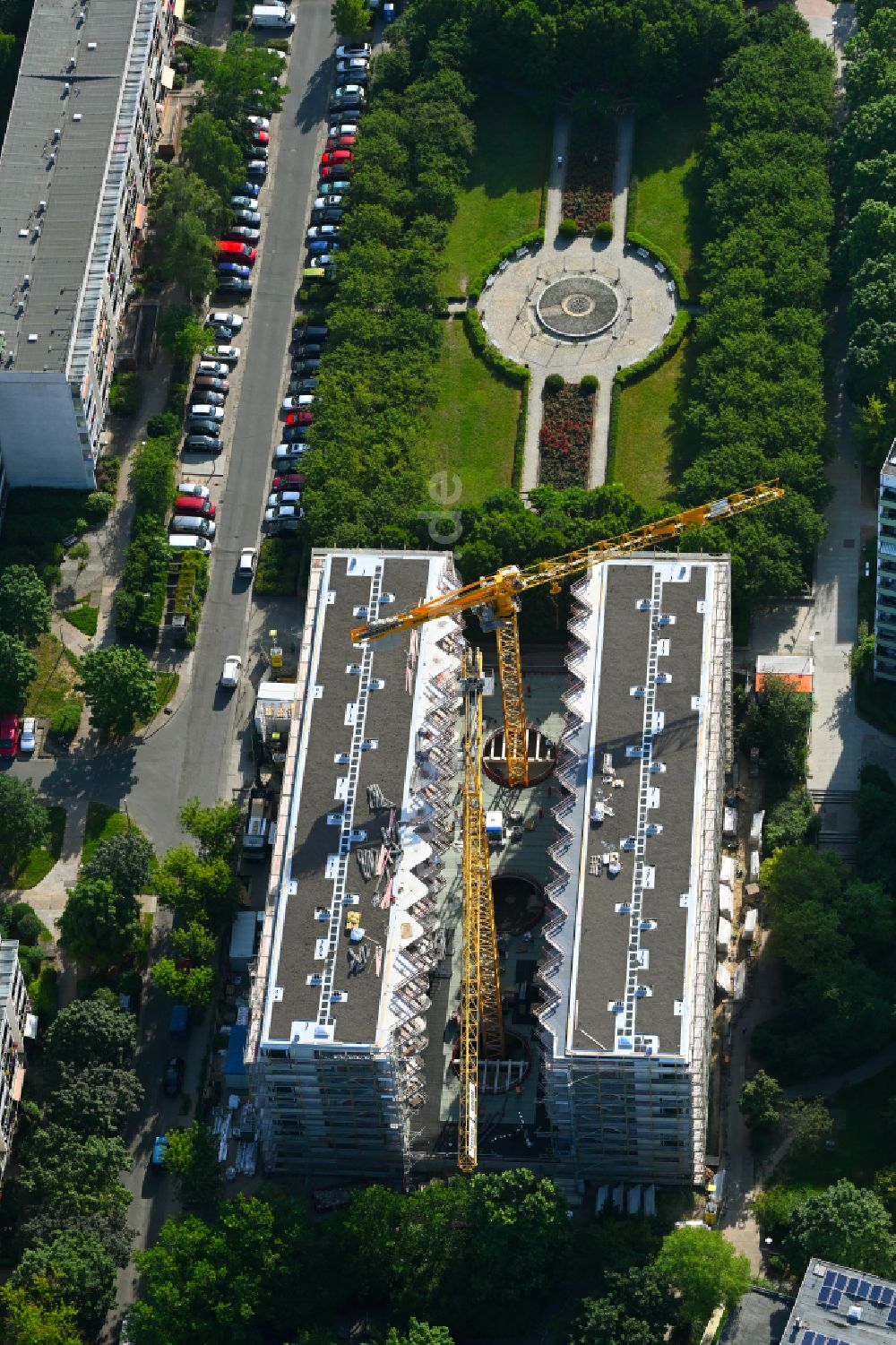 Berlin von oben - Baustelle zum Neubau eines Wohnhauses Lion-Feuchtwanger-Straße 61 in Berlin, Deutschland