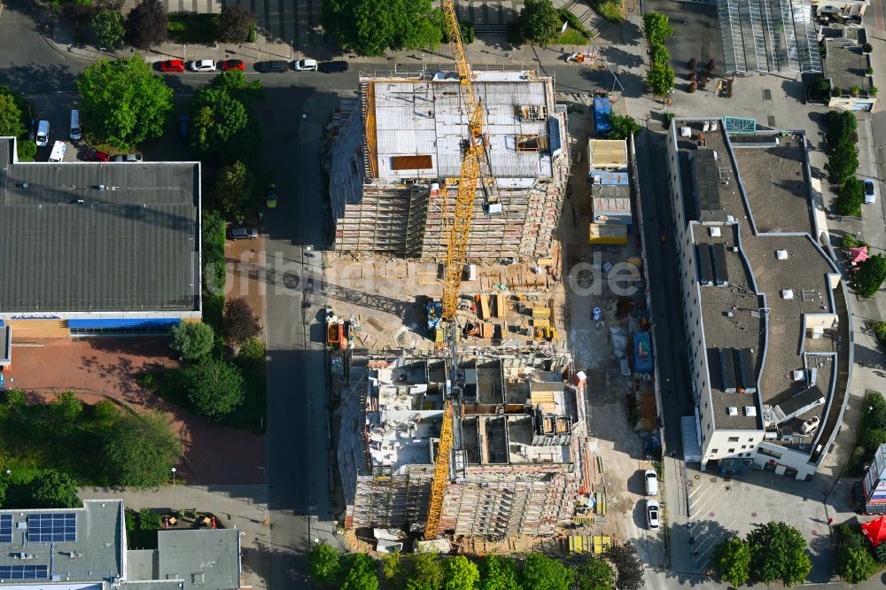 Luftbild Berlin - Baustelle zum Neubau eines Wohnhauses an der Ludwigsluster Straße im Ortsteil Hellersdorf in Berlin, Deutschland