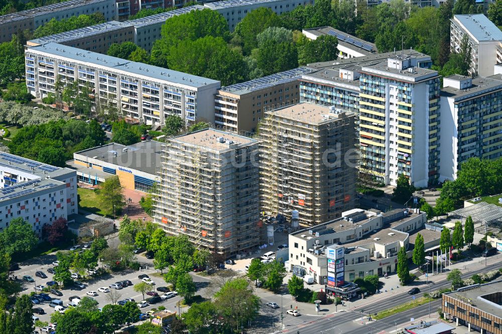 Berlin von oben - Baustelle zum Neubau eines Wohnhauses an der Ludwigsluster Straße im Ortsteil Hellersdorf in Berlin, Deutschland