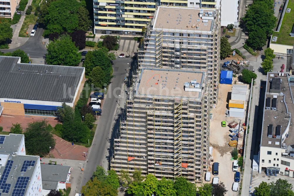 Luftaufnahme Berlin - Baustelle zum Neubau eines Wohnhauses an der Ludwigsluster Straße im Ortsteil Hellersdorf in Berlin, Deutschland