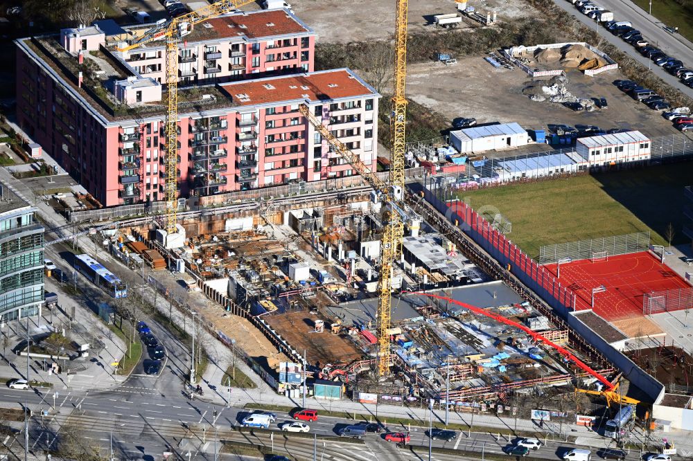 München aus der Vogelperspektive: Baustelle zum Neubau eines Wohnhauses in München im Bundesland Bayern, Deutschland