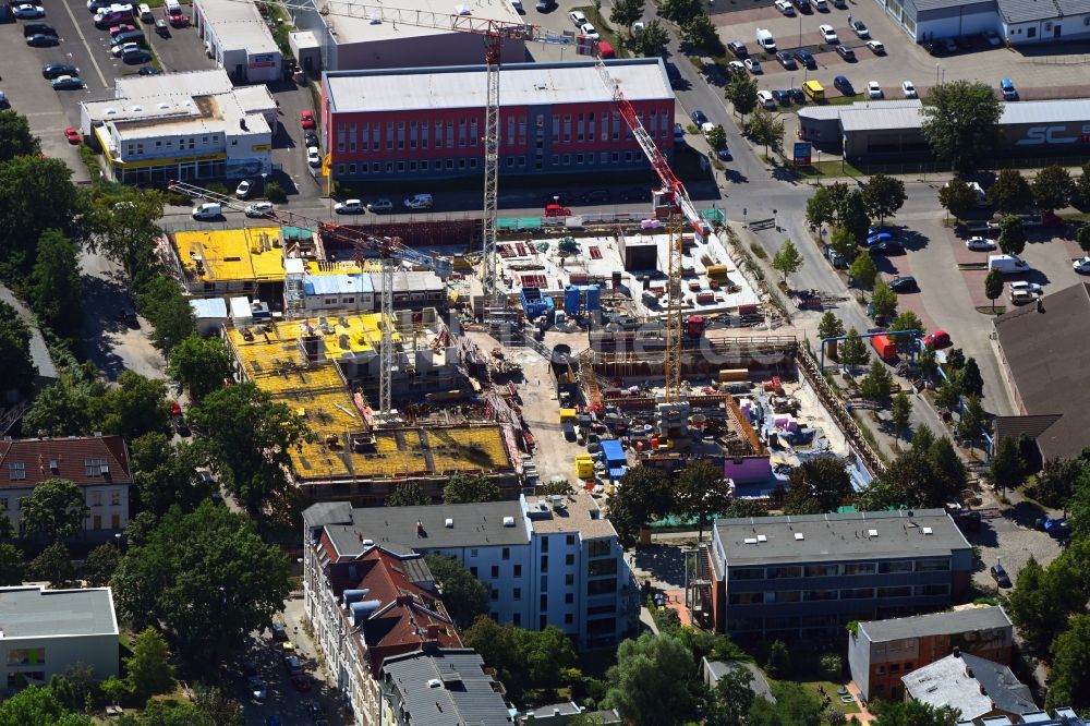 Luftaufnahme Berlin - Baustelle zum Neubau eines Wohnhauses im Ortsteil Adlershof in Berlin, Deutschland