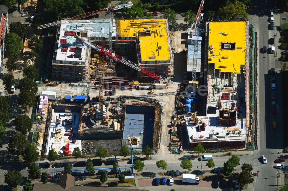 Luftaufnahme Berlin - Baustelle zum Neubau eines Wohnhauses im Ortsteil Adlershof in Berlin, Deutschland