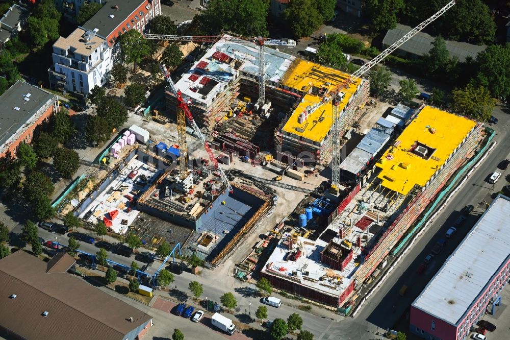 Berlin aus der Vogelperspektive: Baustelle zum Neubau eines Wohnhauses im Ortsteil Adlershof in Berlin, Deutschland