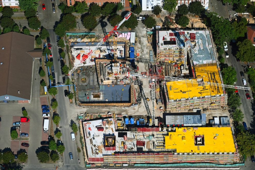 Luftaufnahme Berlin - Baustelle zum Neubau eines Wohnhauses im Ortsteil Adlershof in Berlin, Deutschland