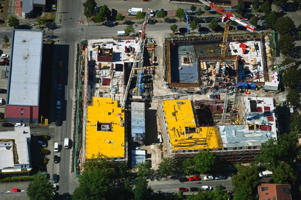 Berlin aus der Vogelperspektive: Baustelle zum Neubau eines Wohnhauses im Ortsteil Adlershof in Berlin, Deutschland